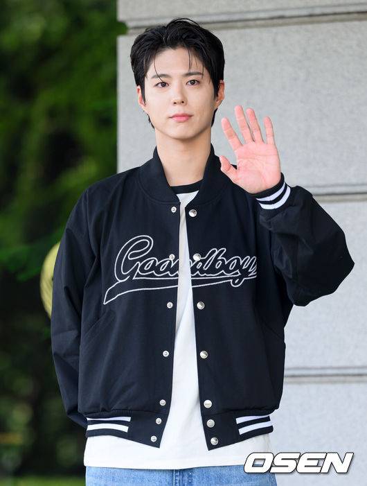 [OSEN=이대선 기자] 6일 오후 서울 여의도 KBS 신관에서 KBS 2TV '더 시즌즈 - 박보검의 칸타빌레' 녹화가 진행됐다.배우 박보검이 방송국으로 이동히며 인사를 하고 있다. 2025.05.06 /sunday@osen.co.kr