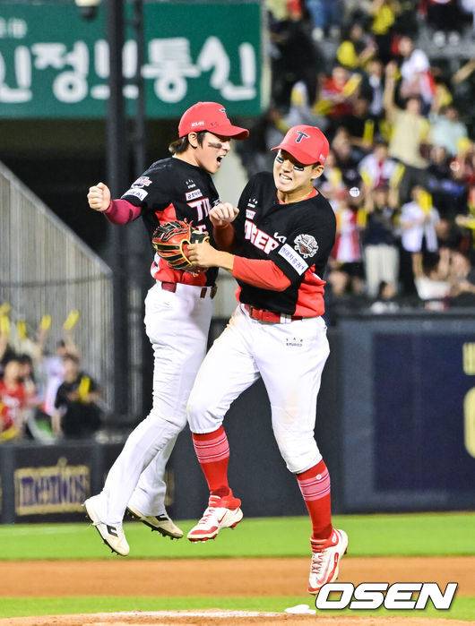 [OSEN=잠실, 박준형 기자] 5일 오후 서울 잠실야구장에서 2025 신한 SOL Bank KBO리그 두산 베어스와 KIA 타이거즈의 경기가 열렸다.이날 두산은 최원준을, KIA는 김도현을 선발 투수로 내세웠다.9회말 2사 1,2루 두산 김동준의 안타때 2루 주자 박준순을 홈보살 시킨 최원준 우익수가 박찬호와 기뻐하고 있다.   2025.06.05 / soul1014@osen.co.kr