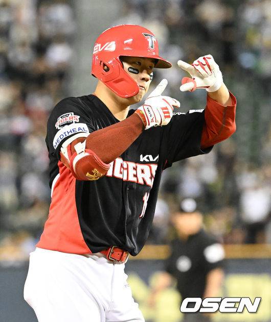 [OSEN=잠실, 이대선 기자] 4일 오후 서울 잠실야구장에서 2025 신한 SOL Bank KBO리그 두산 베어스와 KIA 타이거즈의 경기가 열렸다.두산은 최민석, KIA는 네일을 선발 투수로 내세웠다.9회초 무사 1루에서 KIA 최원준이 우월 투런홈런을 치고 환호하고 있다. 2025.06.04 /sunday@osen.co.kr