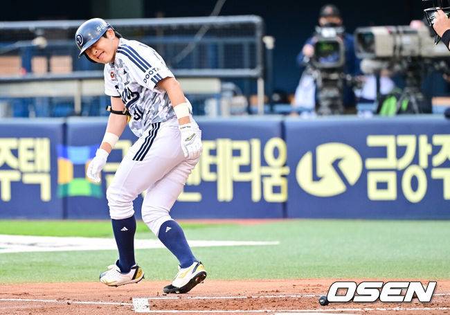 [OSEN=잠실, 박준형 기자] 5일 오후 서울 잠실야구장에서 2025 신한 SOL Bank KBO리그 두산 베어스와 KIA 타이거즈의 경기가 열렸다.이날 두산은 최원준을, KIA는 김도현을 선발 투수로 내세웠다.1회말 두산 선두타자 정수빈이 투구에 맞고 있다. 2025.06.05 / soul1014@osen.co.kr