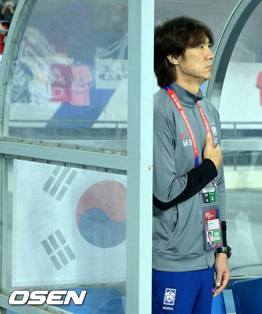 [OSEN=용인, 지형준 기자] 한국이 홈에서 시원한 승리를 거뒀다.홍명보 감독이 이끄는 한국 축구대표팀은 15일 오후 8시 용인미르스타디움에서 이라크와 2026 국제축구연맹(FIFA) 북중미월드컵 아시아지역 3차예선 B조 4차전을 치러 3-2로 이겼다.한국은 3승 1무, 승점 10을 기록하며 조 1위를 유지했다. 이라크는 2승 1무 1패, 승점 7로 2위. 3차 예선 1, 2위 팀은 북중미월드컵 본선 직행 티켓을 확보하는 가운데, 한국이 유리한 고지를 점했다.대한민국 홍명보 감독이 국민의례를 하고 있다. 2024.10.15 / jpnews@osen.co.kr