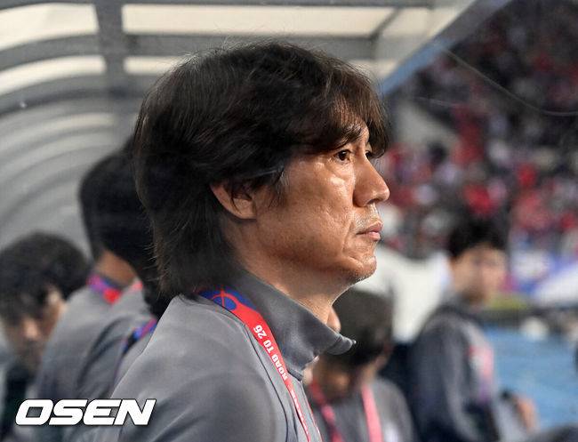 [OSEN=용인, 이대선 기자] 홍명보 감독이 이끄는 한국 축구대표팀은 15일 오후 8시 용인미르스타디움에서 이라크와 2026 국제축구연맹(FIFA) 북중미월드컵 아시아지역 3차예선 B조 4차전을 치러 3-2로 이겼다.한국은 3승 1무, 승점 10을 기록하며 조 1위를 유지했다. 이라크는 2승 1무 1패, 승점 7로 2위.경기에 앞서 한국 홍명보 감독이 그라운드를 바라보고 있다. 2024.10.15 /sunday@osen.co.kr