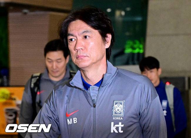 [OSEN=인천공항, 최규한 기자] 한국 축구대표팀이 10일 밤 국제축구연맹(FIFA) 북중미 월드컵 아시아지역 3차 예선 5~6차전을 갖기 위해 인천공항을 통해 출국했다.축구대표팀은 한국시간으로 14일 오후 11시 홍명보호는 쿠웨이트시티의 자베르 알아흐마드 국제경기장에서 쿠웨이트와 맞대결을&nbsp;치른 뒤 이후 요르단 암만으로 넘어가 19일 오후 11시 암만 국제경기장에서 팔레스타인과 6차전을 갖는다.축구대표팀 홍명보 감독이 출국장에 들어서고 있다. 2024.11.10 / dreamer@osen.co.kr