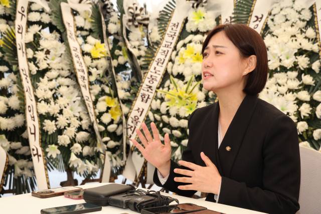 ▲더불어민주당 백승아 의원이 27일 오전 제주도교육청에 마련된 중학교 교사 A씨의 분향소를 찾아 조문한 뒤 취재진과 질의응답하고 있다. A씨는 올해 한 학생의 가족으로부터 심야 시간에 전화를 받는 등 지속적인 항의성 민원에 시달린 것으로 전해졌고, 지난 22일 학교에서 숨진 채 발견됐다. ⓒ연합뉴스