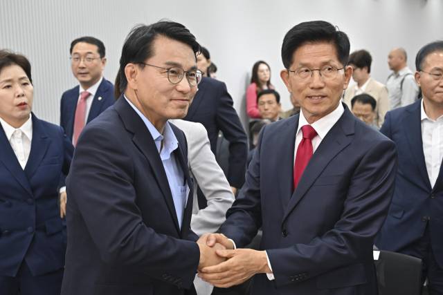 ▲국민의힘 김문수 전 대선 후보가 4일 서울 여의도 중앙당사에서 열린 제21대 대통령선거 국민의힘 중앙선거대책위원회 해단식에서 윤상현 의원과 악수를 하고 있다. ⓒ연합뉴스