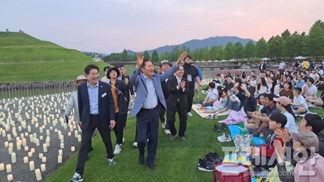 ▲6일 정청래 더불어민주당 국회의원이 '캔들라이트 클래식 공연'이 열릴 예정인 순천만국가정원을 방문, 관람객들에게 인사하고 있다.2025.6.6.ⓒ프레시안(지정운)