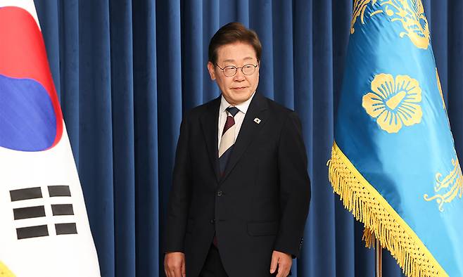 이재명 대통령이 지난 4일 서울 용산구 대통령실 청사 브리핑룸에서 국무총리와 국정원장, 대통령 비서실장 등 인선발표를 하기 위해 입장하고 있다. 뉴스1