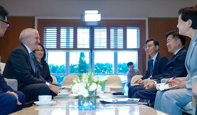 오영훈 제주도지사와&nbsp;스튜어트 매기니스 IUCN 사무차장이 4일 신라호텔제주에서&nbsp;만나&nbsp;자연기반해법을 포함한 다양한 환경정책 협력 방안을 논의하고 있다. 제주도 제공