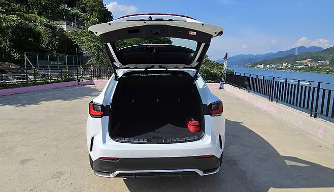 골프백을 여유롭게 넣을 수 있는 트렁크 공간과 폴딩 기능 등이 적용돼 있다.