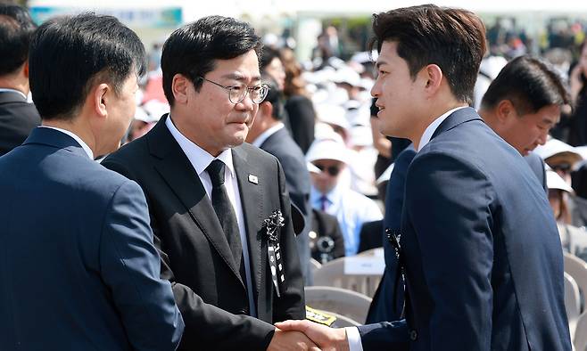 더불어민주당 박찬대 당 대표 권한대행 겸 원내대표와 국민의힘 김용태 비상대책위원장이 6일 서울 동작구 국립서울현충원에서 열린 70회 현충일 추념식에 참석해 인사하고 있다. 연합뉴스