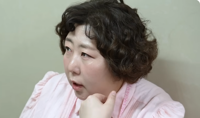 코미디언 신기루가 자신의 체형 때문에 대중교통을 이용할 때 두 좌석을 예매한다고 밝혔다. 유튜브 채널 ‘뭐든하기루’ 캡처