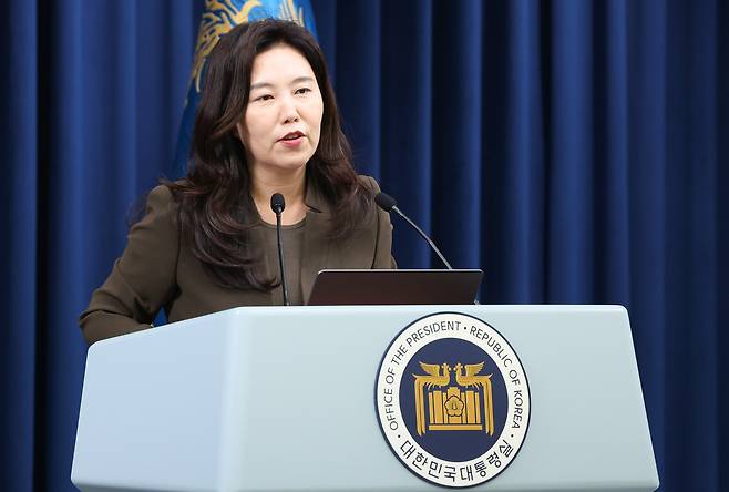 강유정 대통령실 대변인이 지난 4일 서울 용산구 대통령실 청사에서 현안 브리핑을 하고 있다. 뉴스1