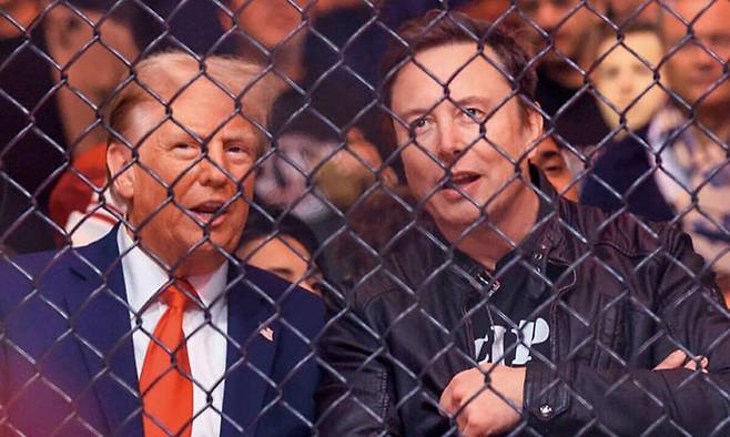 도널드 트럼프(왼쪽) 미국 대통령 과 일론 머스크 테슬라 CEO. AFP연합뉴스