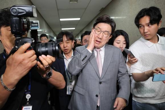 권성동 국민의힘 원내대표가 5일 서울 여의도 국회에서 비상대책위원장실을 나와 원내대표실로 향하던 중 몰려든 취재진의 카메라에 얼굴을 부딪히자 손으로 볼을 만지고 있다. 연합뉴스