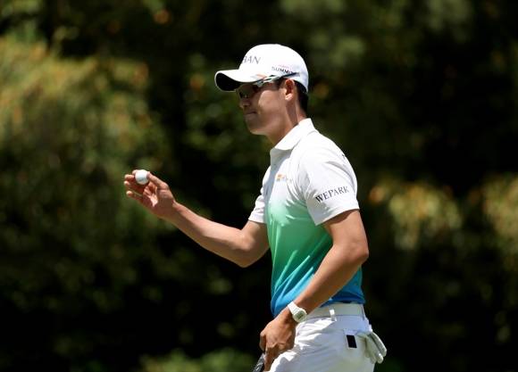 김비오가 5일 부산 아시아드컨트리클럽에서 열린 백송홀딩스-아시아드CC 부산오픈 첫날 4번 홀에서 버디를 잡아낸 뒤 갤러리의 박수에 손을 들어 화답하고 있다. KPGA 제공