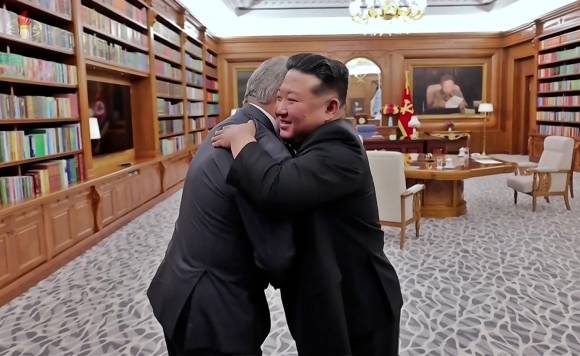 김정은 북한 국무위원장이 지난 4일 당 중앙위원회 본부청사에서 푸틴 러시아 대통령의 위임을 받아 방북한 세르게이 쇼이구 러시아 안전이사회 서기장을 접견했다고 조선중앙TV가 5일 보도했다. 2025.6.5 연합뉴스(조선중앙TV화면)