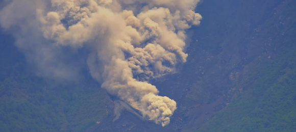 과테말라 재난당국은 화산 분화로 분출되는 물질인 화산쇄설물이 5일(현지시간) 협곡을 따라 7㎞까지 확산 이동했다고 알렸다. 출처=CONRED