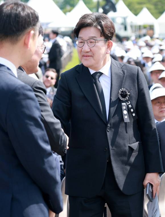 권성동 의원과 인사하는 우원식 국회의장 - 우원식 국회의장(왼쪽)이 6일 서울 동작구 국립서울현충원에서 열린 70회 현충일 추념식에서 국민의힘 권성동 의원과 인사하고 있다. 2025.6.6 [대통령실통신사진기자단]