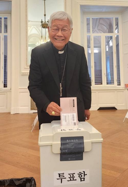 투표하는 유흥식 추기경의 모습. 연합뉴스