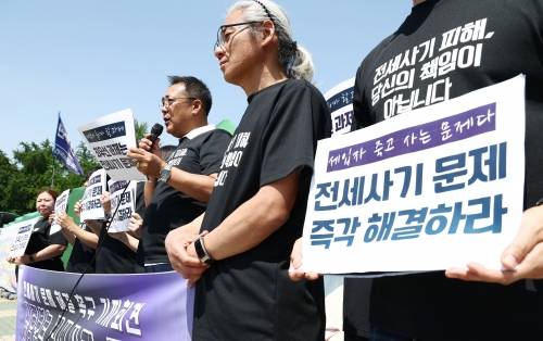 전세사기 피해자 전국대책위원회 관계자들이 5일 서울 여의도 국회 앞에서 전세사기 문제 해결 촉구 기자회견을 하고 있다. 뉴스1