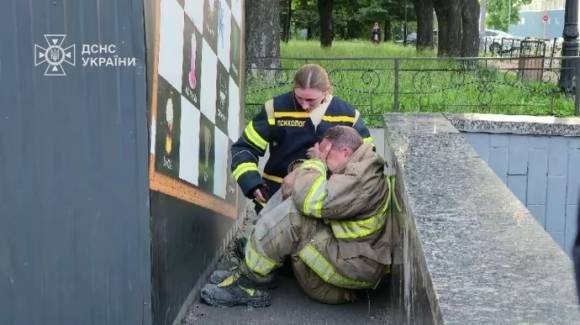 우크라이나 국가비상구조대의 한 대원과 심리상담원. 출처=이호르 클리멘코 텔레그램