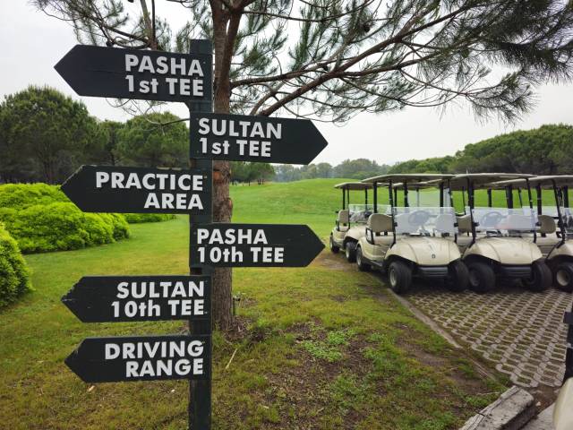 안탈리아GC 내 설치된 표지판.