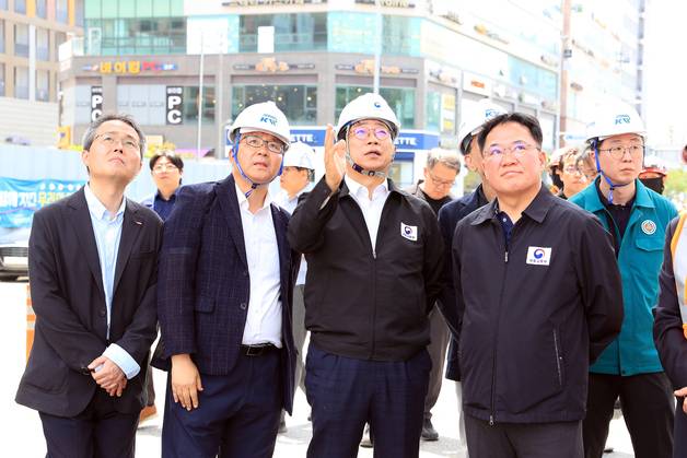 박상우(왼쪽 세번째) 국토교통부 장관이 6일 경기도 용인시 인덕원~동탄 복선전철 제10공구 항타기 전도사고 현장을 찾아 사고 수습상황을 점검하고 있다. 뉴스1