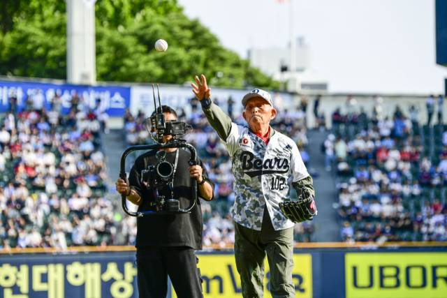 6·25 참전 조종사 김두만 장군의 시구하는 모습. 사진 제공=공군