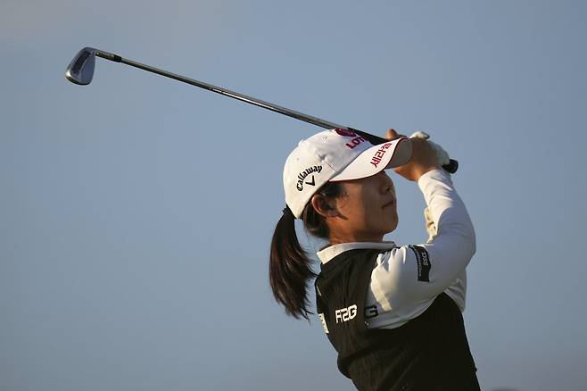 황유민이 지난 5월 29일(현지 시간) 미 위스콘신주 에린의 에린힐스에서 열린 미국여자프로골프(LPGA) 투어 제80회 US여자오픈 첫날 9번 홀에서 샷하고 있다. 황유민은 3언더파 69타 공동 7위에 이름을 올렸다.  에린 ㅣAP ·뉴시스