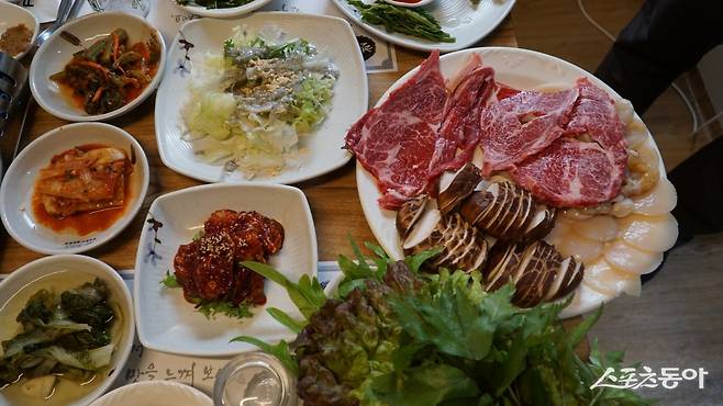 한상 잘 차려진 장흥삼합. 잘 구워진 소고기의 감칠맛과 키조개 관자의 부드러움, 표고버섯의 쫄깃함 등 세 가지 식감을 음미하는 것이 포인트다       장흥｜김재범 기자 oldfield@donga.com