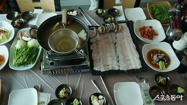 장흥 안양면 ‘여다지회마을’의  갯장어 샤부샤부.  녹각 당귀 등 7가지 약재를 넣은 육수에 먹기 좋게 자른 장어를 하나씩 4∼5초 정도 데쳐 먹는다      장흥｜김재범 기자 oldfield@donga.com