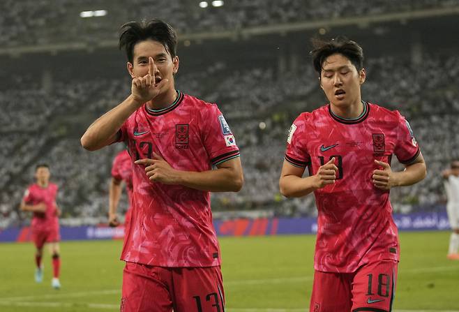 김진규가 6일 이라크를 상대로 선취골을 뽑은 뒤 세리머니하고 있다. 오른쪽은 어시스트한 이강인. AP