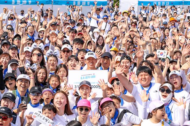 가수 션, 현충일 맞아 시민 2,200명과 함께 6.6km 걷기대회 개최. 한국 해비타트 제공