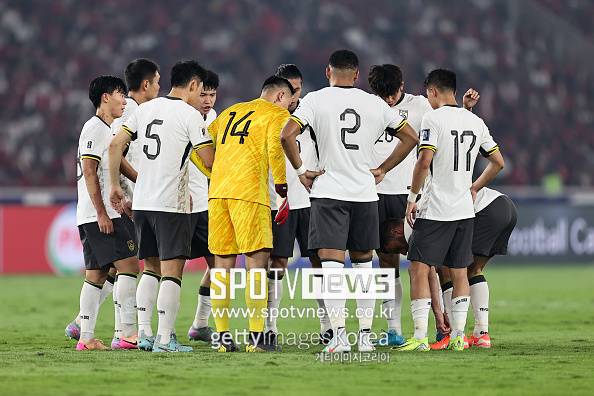 ▲ 중국 축구대표팀은 5일(한국시간) 인도네시아 자카르타의 겔로라 붕 카르노 스타디움에서 열린 2026 국제축구연맹(FIFA) 월드컵 아시아 3차예선 C조 9차전에서 인도네시아에 0-1로 패했다. 이로써 중국은 또 월드컵 진출에 실패했다. 이번 3차 예선에서 조 1~2위는 월드컵 본선에 직행하고, 3~4위는 플레이오프에 참가한다. 조 6위로 꼴찌를 기록 중인 중국은 이날 승점을 챙기지 못하며 월드컵 무대 진출에 실패하고 말았다. 무려 6연속 월드컵 진출 실패다.