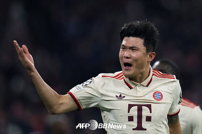 바이에른 뮌헨 김민재가 지난해 11월 파리 생제르맹(PSG)과의 유럽축구연맹(UEFA) 챔피언스리그에서 골을 넣은 뒤 포효하고 있다. /AFPBBNews=뉴스1