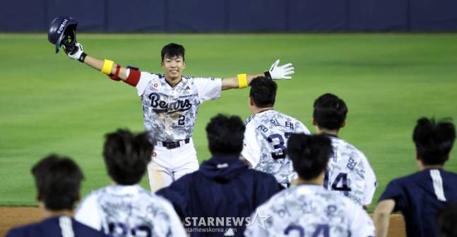 두산 5번타자 김민석이 5일 잠실구장에서 열리는 2025KBO리그 두산베어스와 KIA타이거즈 경기 10회말 2사 1,2루에서 끝내기 안타를 터트린 후 환호하고 있다. /사진=강영조 선임기자