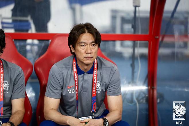 6일(한국시간) 이라크 바스라 국제경기장에서 열린 이라크와의 2026 국제축구연맹(FIFA) 북중미 월드컵 아시아 3차 예선을 지켜보고 있는 홍명보 축구대표팀 감독. /사진=대한축구협회