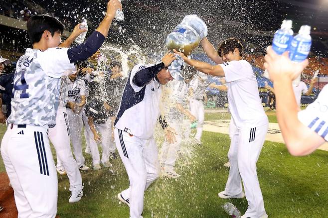 두산 선수들이 5일 잠실 KIA전에서 짜릿한 끝내기 승리를 거둔 뒤 조성환 감독대행의 첫 승을 축하하고 있다. /사진=두산 베어스 제공
