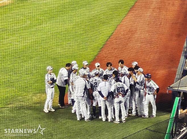 조성환 두산 베어스 감독대행이 5일 잠실 KIA전 6회말 공격을 앞두고 선수단을 집합시킨 뒤 메시지를 전하고 있다. /사진=김우종 기자