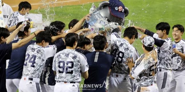 두산 5번타자 김민석이 5일 잠실구장에서 열리는 2025KBO리그 두산베어스와 KIA타이거즈 경기 10회말 2사 1,2루에서 끝내기 안타를 터트리며 두산이 승리했다. 축하 물세례 맞는 조성환 감독대행. /사진=강영조 선임기자