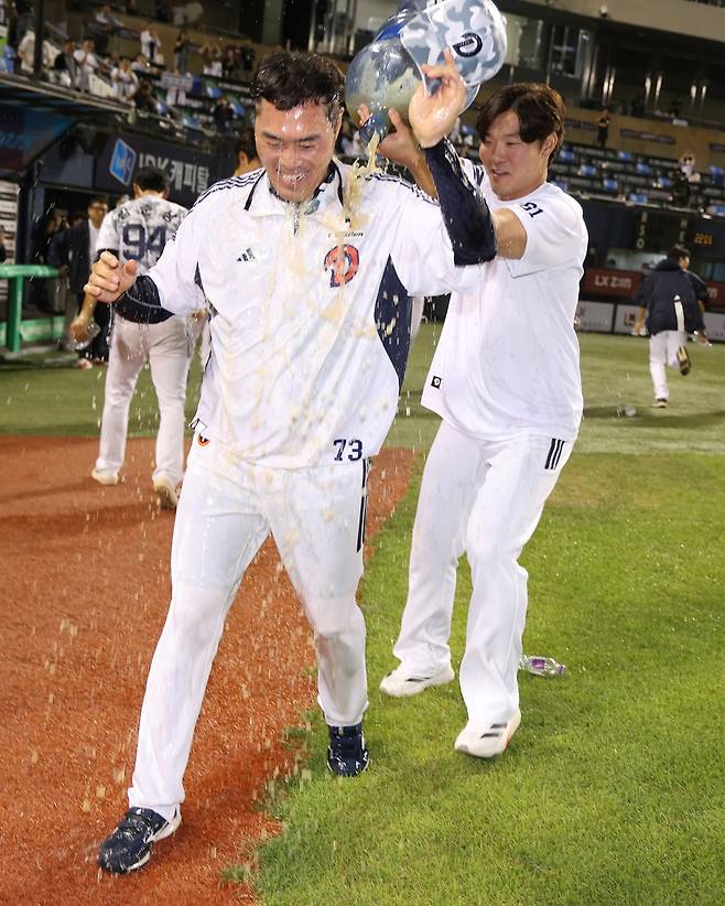 두산 선수들이 5일 잠실 KIA전에서 짜릿한 끝내기 승리를 거둔 뒤 조성환 감독대행의 첫 승을 축하하고 있다. /사진=두산 베어스 제공