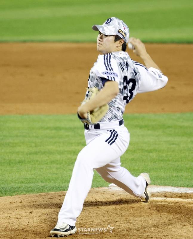 두산 마무리 김택연이 5일 잠실구장에서 열리는 2025KBO리그 두산베어스와 KIA타이거즈 경기 9회초 등판해 세 타자를 처리하며 무실점 피칭을 펼치고 있다. /사진=강영조 선임기자