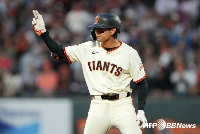 이정후가 6일 샌디에이고전 2루타를 날리고 세리머니를 하고 있다. /AFPBBNews=뉴스1