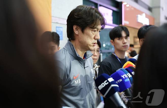 홍명보 감독이 인천국제공항에서 취재진을 만나 질문에 답하고 있다. /사진=뉴스1 제공