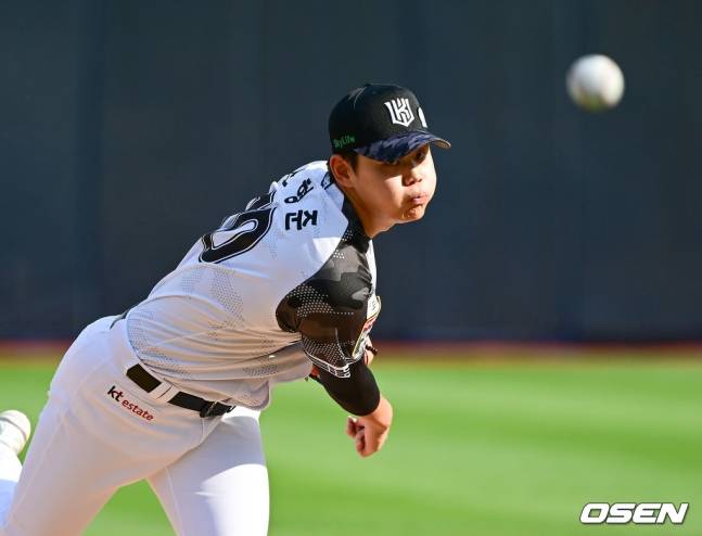 KT 소형준이 6일 수원 SSG전에서 역투하고 있다.