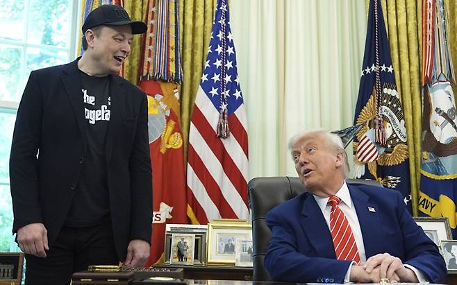 머스크와 트럼프 대통령의 갈등에 테슬라 주가가 5일(현지시간) 14.26% 폭락했다.[사진｜뉴시스]