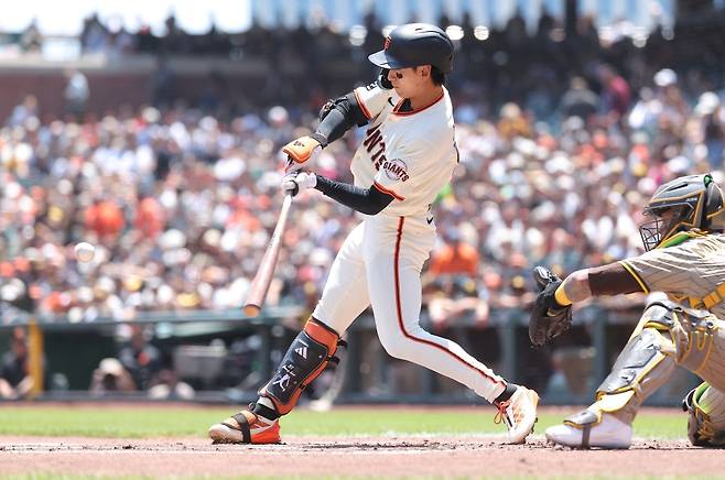 샌프란시스코 자이언츠 외야수 이정후가 6일 미국 캘리포니아주 샌프란시스코의 오라클파크에서 열린 2025 미국프로야구 메이저리그(MLB) 샌디에이고 파드리스와의 홈경기에 3번타자 겸 중견수로 선발 출전해 2타수 1안타 2볼넷 1득점을 기록했다. 샌프란시스코는 샌디에이고를 3-2로 제압하고 2승2패로 4연전을 마감했다. REUTERS 연합뉴스