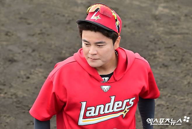 28일 오후 일본 오키나와 구시가와 구장에서 열리는 KT 위즈와 SSG 랜더스의 연습경기, SSG 추신수 보좌가 취재진과 대화를 나누고 있다. 엑스포츠뉴스 DB