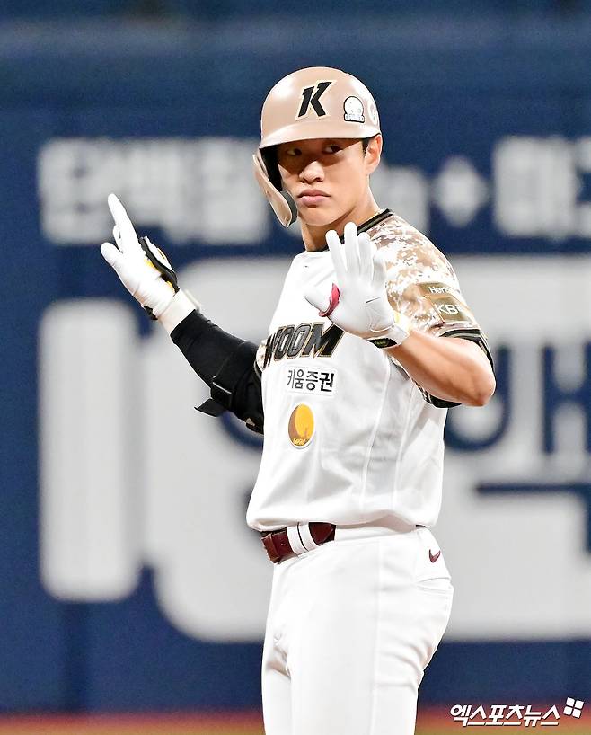 키움 히어로즈 캡틴 송성문이 6일 서울 고척스카이돔에서 열린 2025 신한 SOL Bank KBO리그 LG 트윈스와의 팀 간 7차전에서 연장 10회말 끝내기 홈런을 기록, 팀 3연승을 견인했다. 사진 김한준 기자