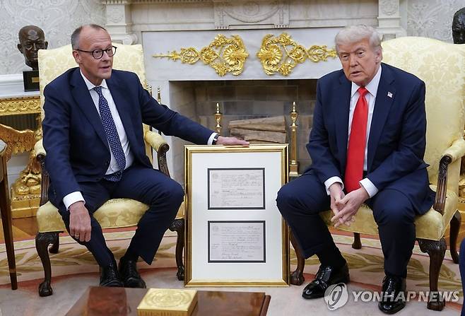 트럼프 조부 출생증명서 선물하는 메르츠 총리 [EPA 연합뉴스 자료사진. 재판매 및 DB 금지]